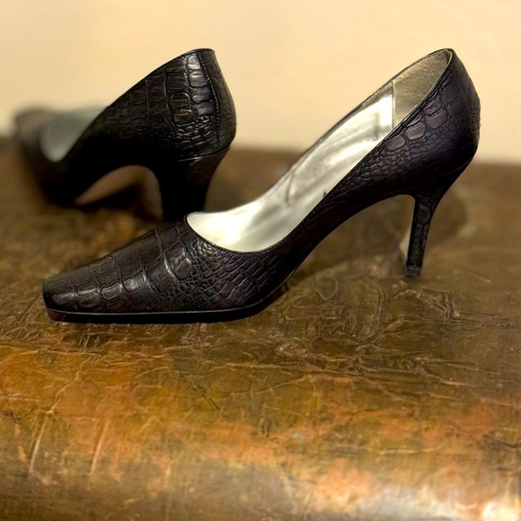 Black 3 inch dress shoe. - Picture 4 of 6